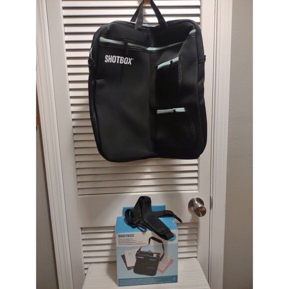 New open box We R Memory Keepers ShotBox Premium Storage Bag 6 pockets strap - Picture 1 of 12